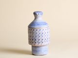 un petit vase bleu et blanc orné d'un oiseau
