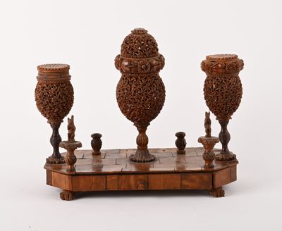 une photo d'une table en bois sur laquelle sont posés trois vases
