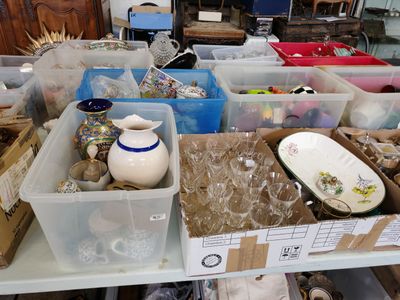une table sur laquelle se trouvent de nombreux objets différents