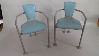 Paire de fauteuils à structure en métal tubulaire laqué gris…