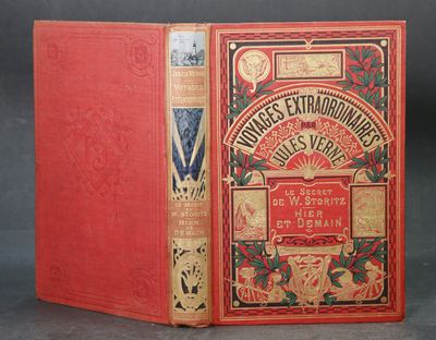 la couverture et le dos d'un livre rouge orné d'un motif