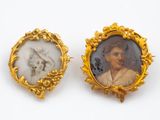 deux portraits miniatures d'un homme et d'une femme dans des cadres dorés