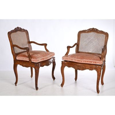 paire de fauteuils français de style Louis XV à dossier en rotin