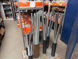 de nombreux types différents de tuyaux métalliques dans un magasin