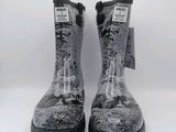 photo en noir et blanc d'une paire de bottes de pluie sur fond blanc