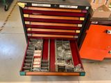 une boîte à outils en métal contenant de nombreux outils différents