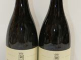 deux bouteilles de vin posées l'une à côté de l'autre sur une table