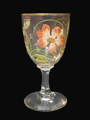 un verre à vin orné d'un motif floral