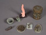 beaucoup de petits objets posés sur une table