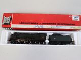 une boîte avec un train dessus et une boîte avec un train dessus