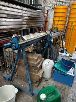 une machine qui travaille sur une pièce de bois