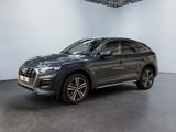 un SUV Audi gris garé dans un showroom