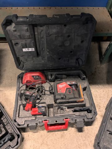 Laser MILWAUKEE avec chargeurs et batteries