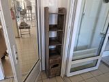 une porte vitrée et une étagère dans un coin de la pièce