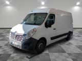 la photo d'une camionnette blanche garée dans une pièce