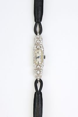 gros plan d'une montre-bracelet avec un bracelet noir