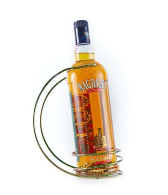 une image représentant une bouteille d'alcool posée sur un support métallique