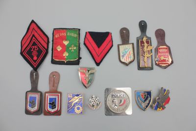 Plusieurs types de badges sont disposés sur une table.