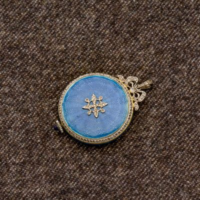 un petit cadenas bleu orné d'une étoile dorée