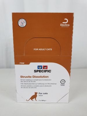 emballage d'une boîte contenant un chat, posée sur une table