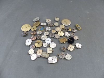 tout un tas de montres de différents types sur la table