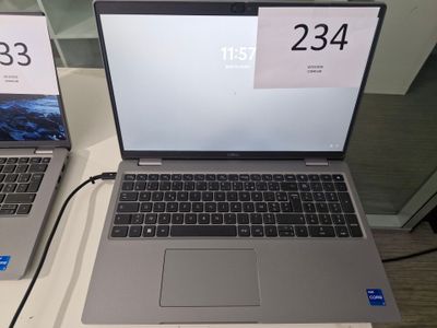 deux ordinateurs portables posés côte à côte sur une table