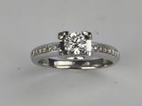 gros plan d'une bague en diamant sur fond blanc