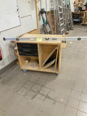 une image d'un établi dans un garage