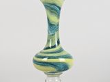 un vase en verre orné d'un motif tourbillonnant vert et bleu