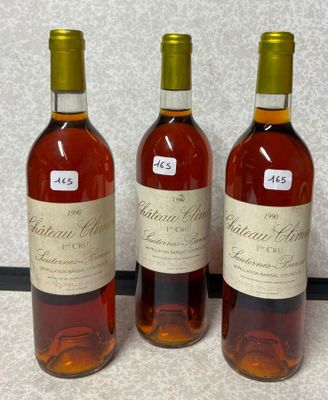 trois bouteilles de vin sont alignées sur une table