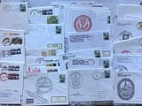 de nombreux types de timbres disposés sur une table