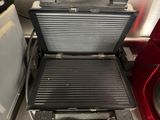 a grill that is sitting on the counter in the kitchen