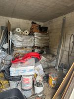 * Contenu de la réserve : portes, pièces d'échafaudage et di… (photo 2)