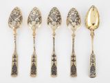 quatre cuillères et une cuillère décorée