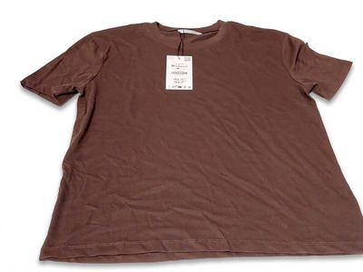 un t-shirt marron avec une étiquette dessus