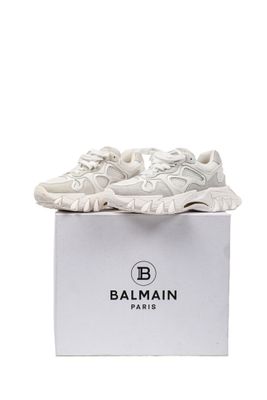 une boîte blanche sur laquelle est posée une paire de baskets