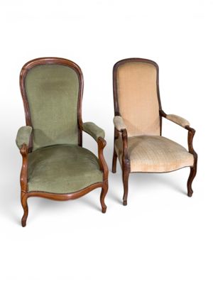 paire de fauteuils français du XIXe siècle en noyer, avec accoudoirs rembourrés