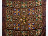une tapisserie accrochée au mur, ornée d'un motif décoratif