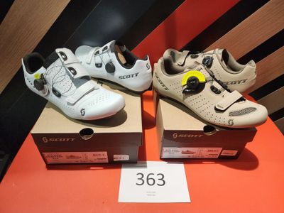 Trois paires de chaussures sont exposées dans un magasin de chaussures