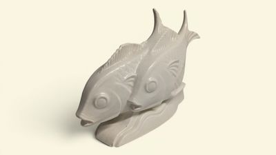 deux sculptures de poissons posées l'une sur l'autre
