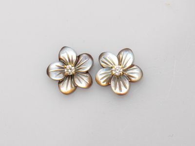 une paire de boucles d'oreilles en forme de fleur, en or et en nacre