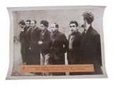 une photo en noir et blanc montrant un groupe d'hommes debout, tous ensemble