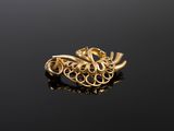 gros plan d'une bague en or sur une surface noire
