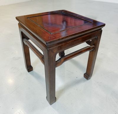 CHINE - XIXème siècle Tabouret de forme carrée en bois. 49,5…