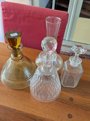 une table en bois sur laquelle sont posées des bouteilles en verre et une bougie