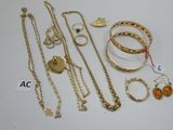 plusieurs types de bijoux sont présentés sur une surface blanche