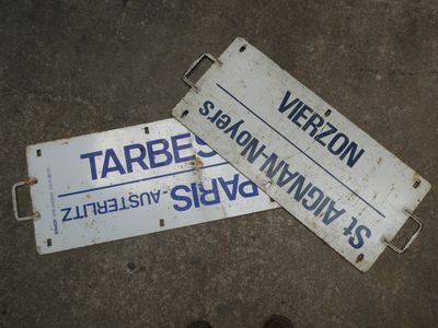 deux panneaux posés par terre l'un à côté de l'autre