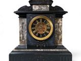 une horloge noire et or posée sur une table