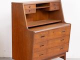 une image d'un bureau en bois avec des tiroirs et des tiroirs dessus