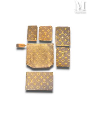 VUITTON Ensemble de six pièces à décor monogrammé comprenant…